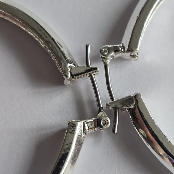 Liz Claiborne hoop earrings silver tone metal hoops big large classic LC - Picture 5 of 10